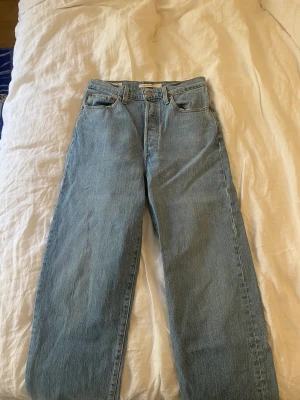 Levi’s ribcage - Säljer nu mina superfina Levi’s ribcage, nyskick då dom är för små för mig❤️