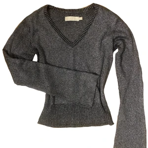 Glitter y2k tröja - Silver glittrig y2k långärmad stickad tröja med utsvängda ärmar🩷 skriv vid fler frågor‼️