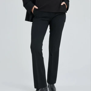 Randiga kostumbyxor från Bikbok - Ett par randiga kostymbyxor som är köpta på bikbok för 500kr! I storlek 34