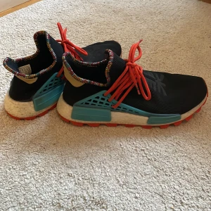 Adidas x Pharrell Williams Solar Hu NMD "Inspiration Pack - Black" - Adidas Human Race skor ”inspiration pack”. Kan hittas på farfetch bland annat. Säljer mina då jag haft de i några år utan användning och har ingen plats för de. Skick 8/10