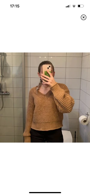 Stickad tröja - Stickad tröja från H&M som inte kommer till användning💕 ytan på tröjan har blivit lite luddig, det syns på bilderna, därav priset!
