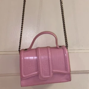 Rosa zara väska  - Superfin rosa zara väska💓 använd fåtal gånger, skriv för fler bilder!