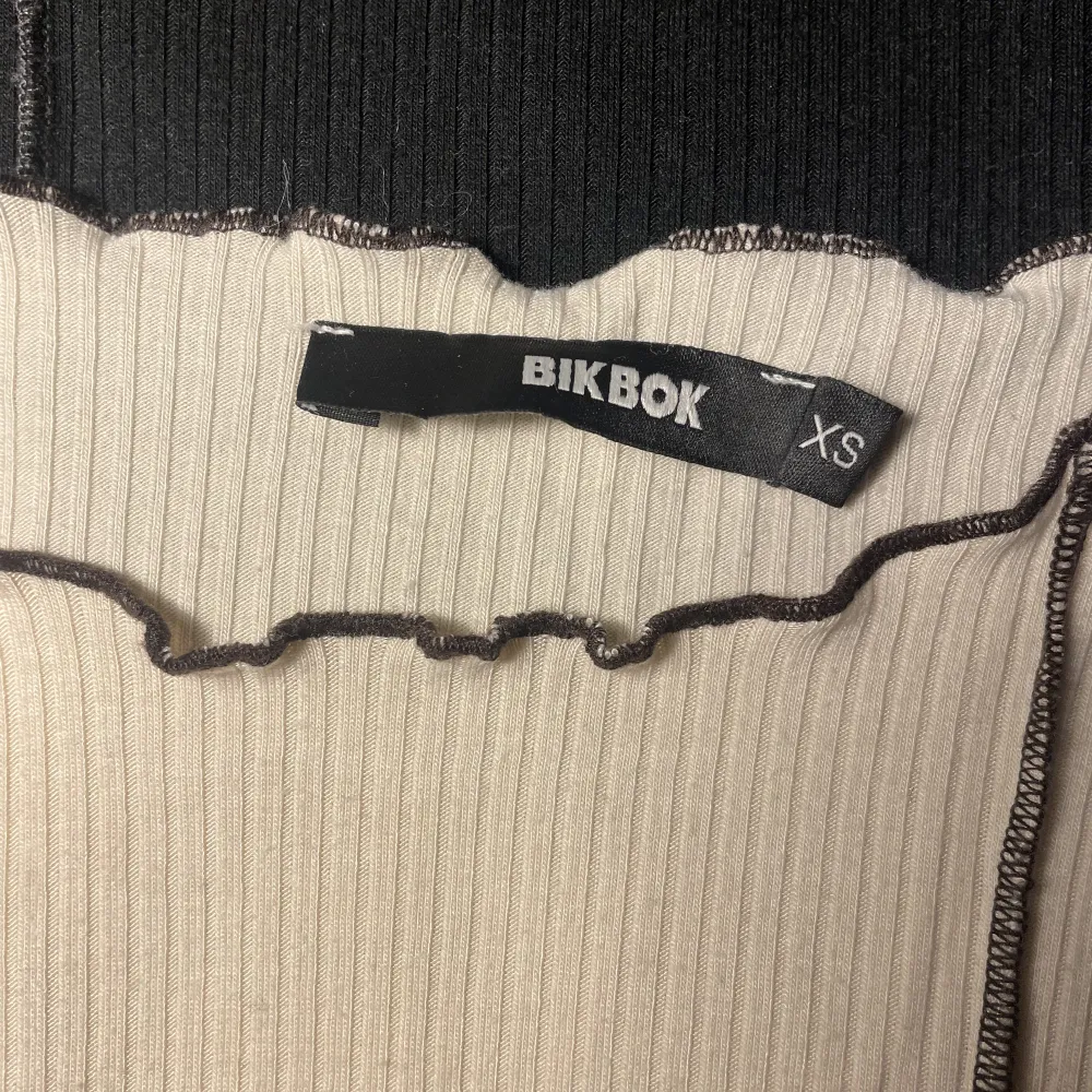 Säljer två tröjor från bik bok. Ena storlek S och den andra Xs, sitter likadant. Kontakta vid frågor💕. Tröjor & Koftor.
