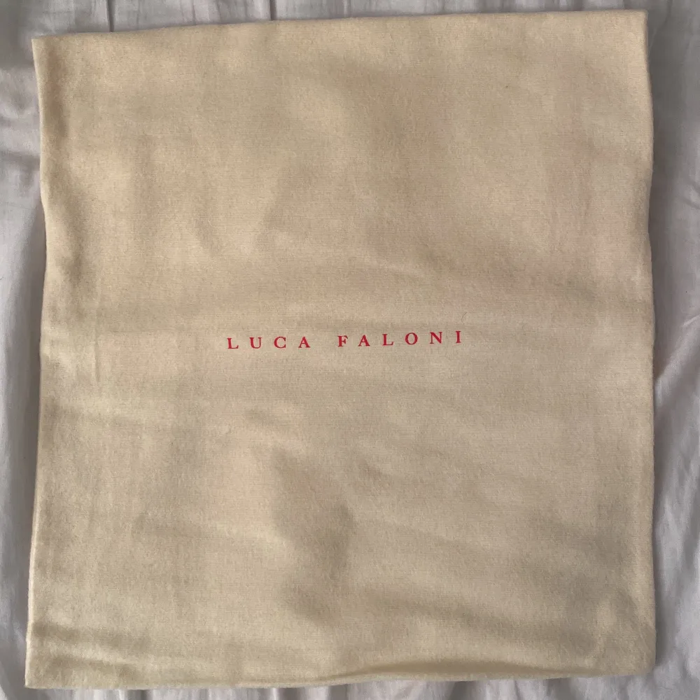 Väldigt fin och mjuk cardigan från Luca Faloni, den är silk och cashmere blandning och väldigt mjuk och skön.  Nypris ligger på 3500kr. Tröjor & Koftor.