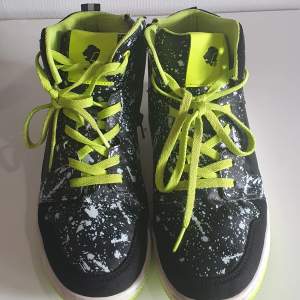 Sneaker shoes  Very good condition