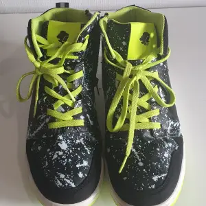 Sneaker shoes  Very good condition