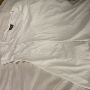 Omlott t-shirt  - Vit omlott t-shirt från vila. Använd fåtal gånger i storlek XS.