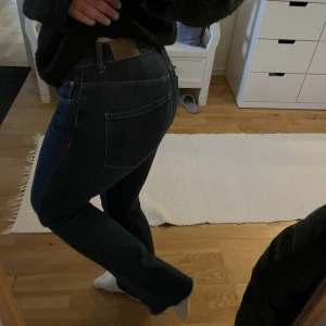 Lågmidjade blå jeans - Säljer dessa mörkblåa jeans då de tyvärr har blivit försmå för mig:(
