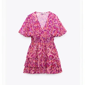 Mönstrad klänning  - Helt ny klänning från zara, aldrig använd, säljer för att den inte kommer till användning 🤍