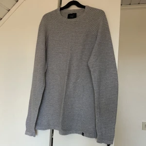 Grå stickad tröja  - Grå stickad tröja från Jack & Jones 