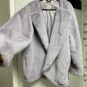 H&M jacka - ljuslila💜 - Jättesnygg jacka från H&M i storlek 36 (men är oversize modell). Den är knappt använd, är i nyskick. Håller varmt och är mycket bekväm. Köpt för 499kr, säljer för 179kr. Priset kan alltid diskuteras🤗