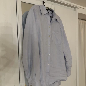 Ljusblå linne skjorta  - Jättefin linneskjorta från &other stories! Säljer för har ingen användning för den. Orginalpris: 800 kr 