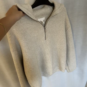 Stickad tröja  - Säljer denna jätte gosiga stickade tröjan från hm💕 