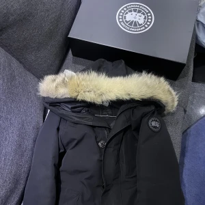 Canda goose chateau jacka (black label) - Canada goose Chateau black label storlek S,  nypris 19.900:- säljes för 12000:- Digitalt kvitto finns, box medföljer.  Finns i sthlm. Möts endast upp. 