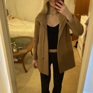 Kappa❤️ - Snygg brun kappa köpt i USA från J. Crew. Säljer pågrund av att den är för kort i armarna för mig. Nypris runt 1200kr men säljer för 450kr.