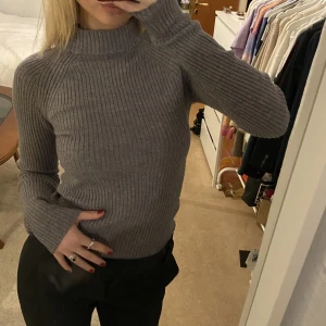Långärmad tröja❤️ - Snygg grå långärmad tröja som går med allt. Varm och skön.