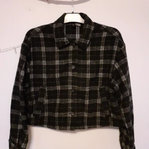 Sommarjacka  - Sommarjacka i fint skick. Krage vid halsen och svarta knappar. Kortare modell med två fickor på framsidan. Tjockare material och tar vinden bra, storlek S 🌼