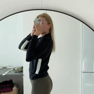 Träningströja - Svart kofta från Björn Borg med 2 dragkedjefickor frampå. Snygg men avslappnad passform