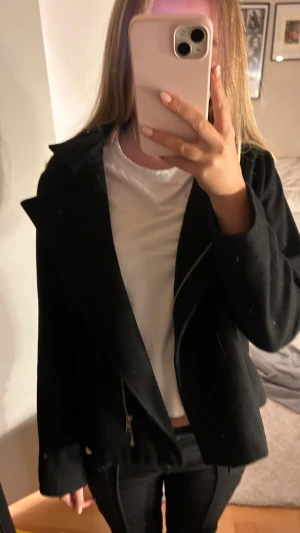 SVART KAPPA/JACKA - Skön varm och i bra skick! 50% ull 50% polyester. KÖÖP