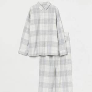 Säljer detta urgulliga pyjamas som är perfekt nu när det börjar bli lite kallare. Har användts ungefär 2 ggr och är helt slutsåld på hemsidan. 
