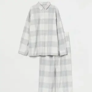 Säljer detta urgulliga pyjamas som är perfekt nu när det börjar bli lite kallare. Har användts ungefär 2 ggr och är helt slutsåld på hemsidan. 