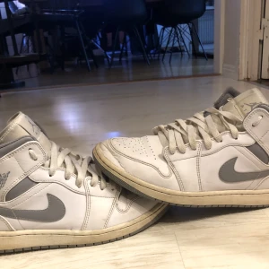 Jordan 1 mid  - Säljer mina jordans dem är i storlek 45