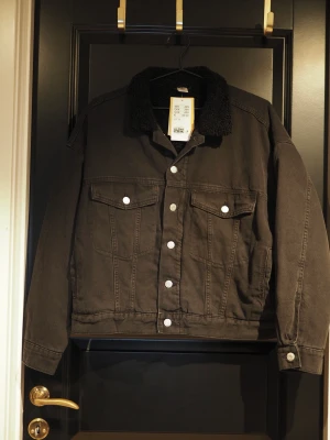Fodrad svart jeansjacka H&M - Svart fodrad jeansjacka från H&M i storlek M, helt ny med prislappar