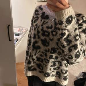 Jätte fin stickad tröja me leopard mönster. Varm perfekt till vintern. Varm!
