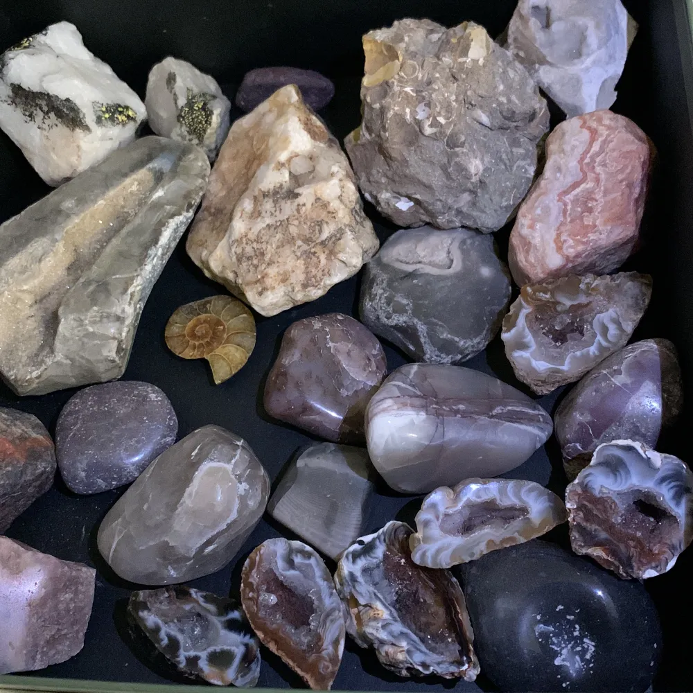 Blandade kristaller och stenar - både storlekar och former. Skriv vid intresse. Fler inlägg finns. Pris varierar. Övrigt.