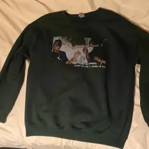 Mörkgrön sweater med snyggt tryck på 2pac och biggie 