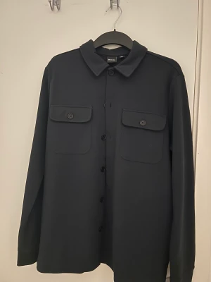 Jack & Jones overshirt - Säljer denna overshirten för att den inte kommer till användning, nyskick i princip bara använt ett fåtal gånger. Köpt för: 600kr
