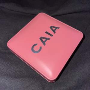 Caia’s matta blush i färgen ” troublegum ”, endast använd vid 2 tillfällen med ren borste. Öppnad för ca. 1 månad sedan🩷  115kr + frakt ( nypris 245kr ) 