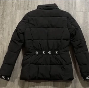 Calvin Klein jacka - Super söt Calvin Klein jacka, säljes för att jag vuxit ur den. 💕