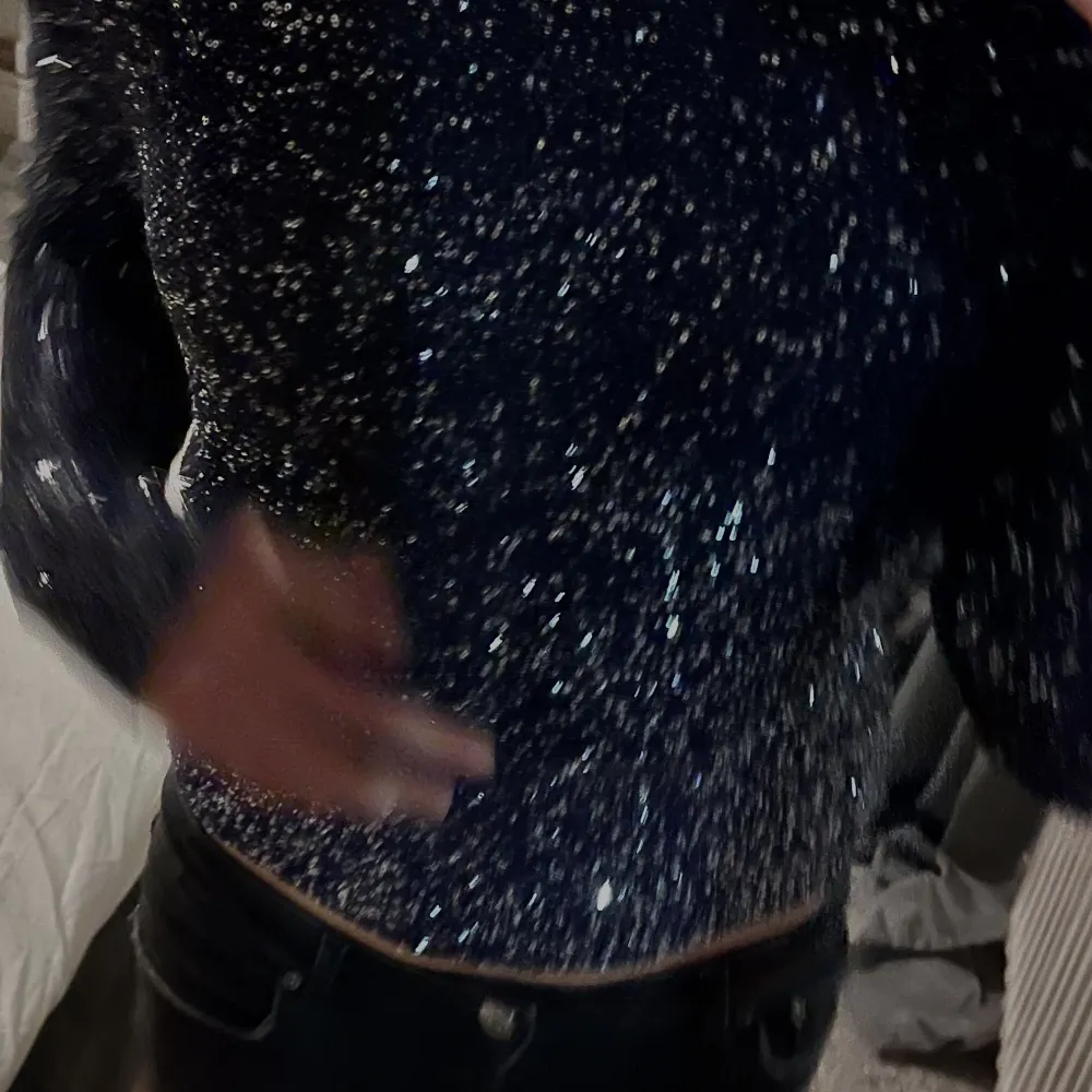 Glitter tröja perfekt nu inför vinter. Bra kvalitet och superfint till kvällar. Helt oanvänt! . Stickat.