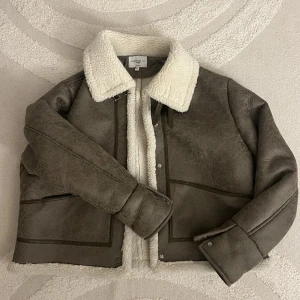 Pilotjacka - Jacka köpt på NA-KD i december 2022, originalpris var 1299kr. Den har inte använts mycket och är i väldigt bra skick. 