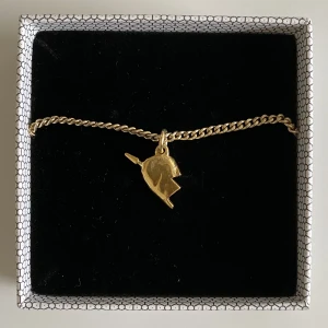 Maria nilsdotter - Så fint halsband från marianilsdotter. Aldrig använt och säljer då jag inte behöver båda halvorna. Boxen ingår såklart!!