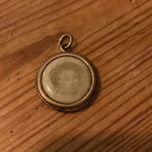 Gammalt hängsmycke - Fint gammalt hängsmycke (ganska slitet)