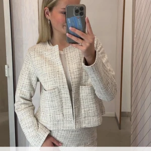 Vit kofta - Säljer denna fina kofta från Kappahl då den inte kommer till användning längre. Stl M men passar mej som brukar ha S. Knappt använd❤️ny pris 400kr! Pris kan diskuteras 