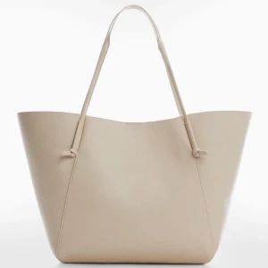 Stor skolväska - Säljer denna väskan som är perfekt till skolan, super rymlig och man får plats med både dator och böcker! Nypris 395