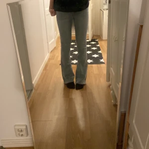 JÄTTEsnygga bootcut jeans - Säljer mina favorit jeans då de är lite korta, köpta från carlings för ett tag sen! Detta är dom skönaste jeansen jag äger💕Storlek M men passar mig som vanligtvis bär storlek S. 450kr direkt köp eller budgivning om flera är intresserade!🫶🏼 Passa på!!