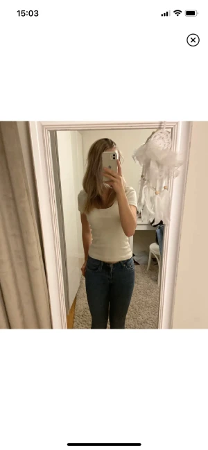 Tröja - Säljer min vita t-shorts med en utgivning då den inte kommer till användning🤍 tröjan är i storlek L men är väldigt liten i storleken så skulle säga att den är mer s-m