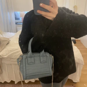 väska - jätte gullig blå väska från zara !!💙
