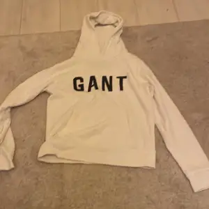 Fin hoodie ifrån gant nästan oanvänd endast en liten fläck se bild🩷