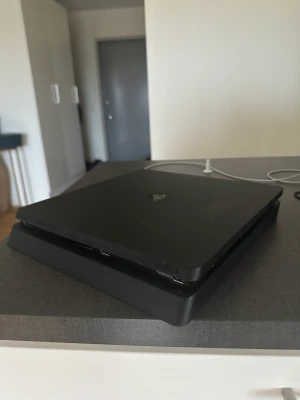 Ps4 Slim 500gb - Lite straffat skick men rent funktionsmässigt är allt galant