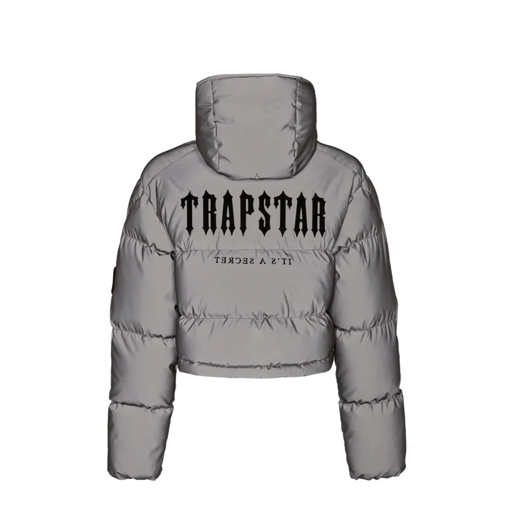 Trapstar cropped decoded reflective womens jacket. Beställde för några veckor sen från hemsidan men aldrig använt den. Finns kvitto och originalpåse/tags.  Storlek M men passar allt från xs-m. Jackor.