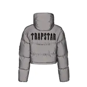 Trapstar cropped decoded reflective womens jacket. Beställde för några veckor sen från hemsidan men aldrig använt den. Finns kvitto och originalpåse/tags.  Storlek M men passar allt från xs-m