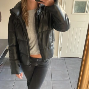 Svart vinterjacka  - Svart vinterjacka i storlek m🥰