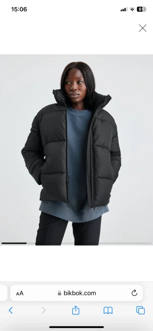 Pufferjacka från Bik Bok - Svart pufferjacka från Bikbok i strlk M. Säljer den då den inte kommer till användning längre. Den är använd några gånger men är i bra skick🥰