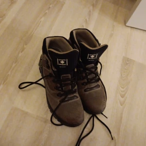 Trevliga skor  -  märkesvaror 