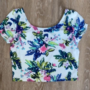 Tröja  - Fin magtröja från H&M!💕 i storlek S🫶🏼 den är i fint skick! Säljer den för 20kr ink frakt!! 🙌🏼 BETALA VIA SWISH‼️ TRYCK EJ PÅ KÖP NU‼️ EJ FRI FRAKT ‼️‼️